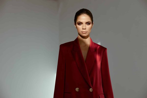 How to Style a Chambray Shirt for a Professional Yet Relaxed Outfit?