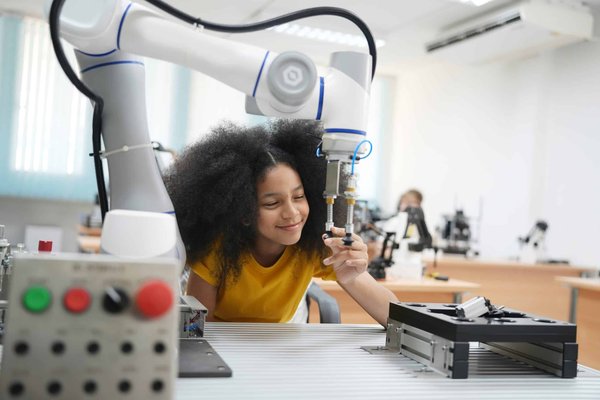 What's the Impact of 5G on Enhancing Real-Time Collaboration in Virtual Workspaces?